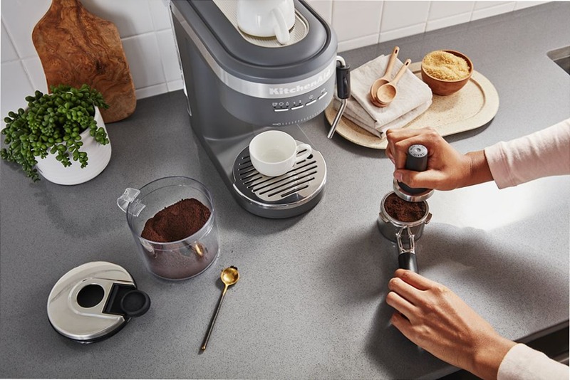 Semiautomatico Macchina per il caffè espresso con aggancio automatico del latte Avorio