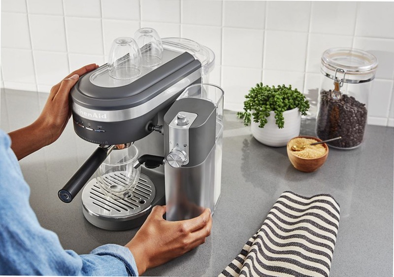 Semiautomatico Macchina per il caffè espresso con aggancio automatico del latte Avorio
