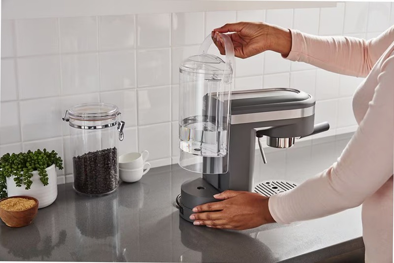 Semiautomatico Macchina per il caffè espresso con aggancio automatico del latte Avorio