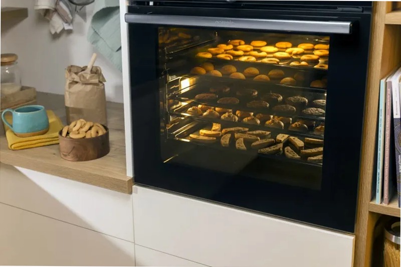 Forno pirolitico BPS6737E14BG A Nero Incasso