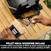 Barbecue elettrico e Affumicatore Ninja Woodfire con Custodia e Supporto OG701EUB Grigio