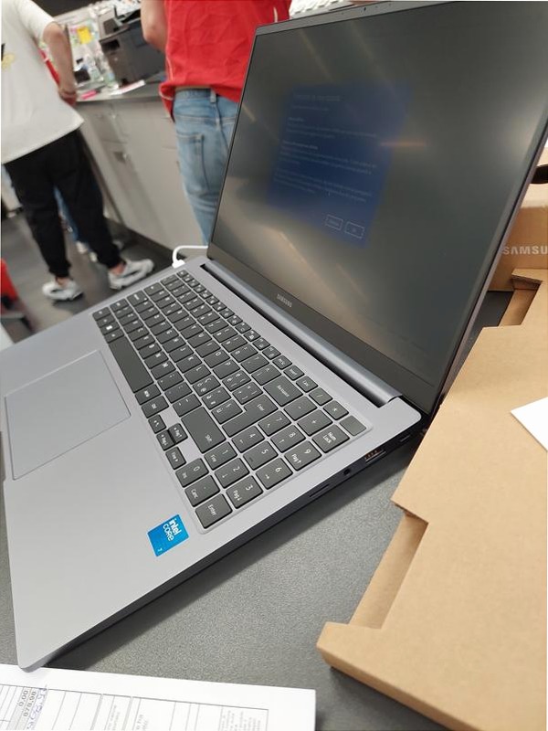 Galaxy Book4 (15.6", Core 5, 8GB) 8 2 TB Windows 15.6" 8GB