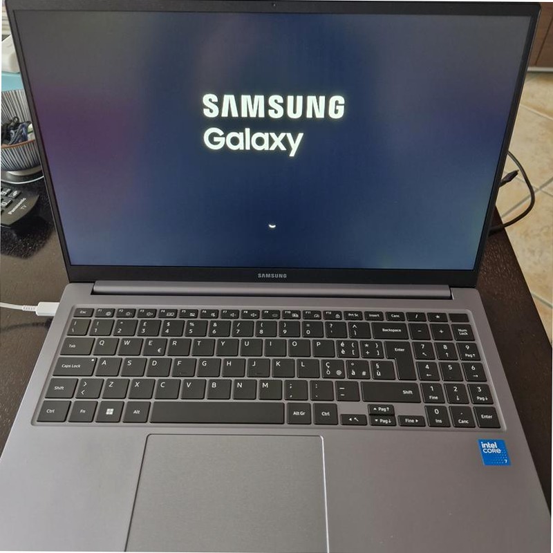Galaxy Book4 15.6" Core 7 - Sfoglia e Connetti con Facilità 16GB Windows