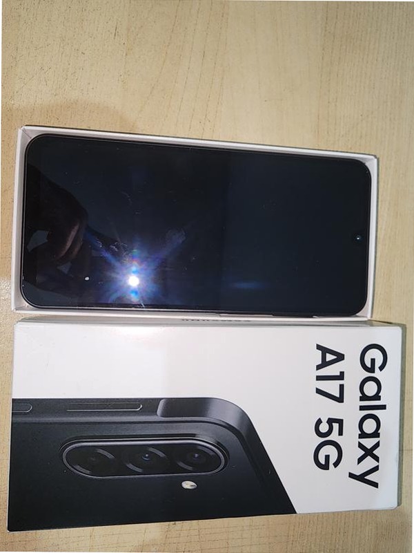 Galaxy A17 5G: Sfoglia con Stile e Connessione Veloce 8GB Blu