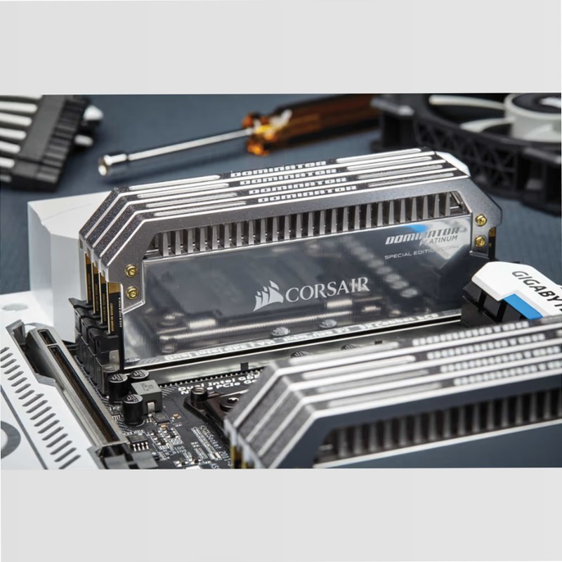 DOMINATOR® PLATINUM Special Edition 32GB (2 x 16GB) DDR4 DRAM 3200MHz C14