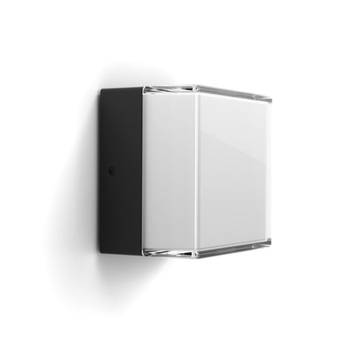 Applique quadrato Scenova per esterni con luce LED connessa bianca e colorata. Design resistente alle intemperie per patii, giardini e ingressi con controllo vocale e tramite app.