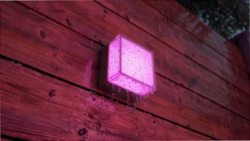 Applique quadrato Scenova per esterni con luce LED connessa bianca e colorata. Design resistente alle intemperie per patii, giardini e ingressi con controllo vocale e tramite app.