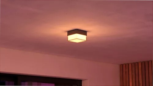 Applique quadrato Scenova per esterni con luce LED connessa bianca e colorata. Design resistente alle intemperie per patii, giardini e ingressi con controllo vocale e tramite app.