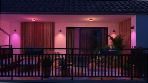 Applique quadrato Scenova per esterni con luce LED connessa bianca e colorata. Design resistente alle intemperie per patii, giardini e ingressi con controllo vocale e tramite app.