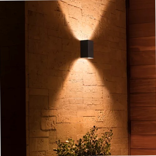 Lampada a Parete Resonate - Illumina il tuo Giardino con Stile Nero