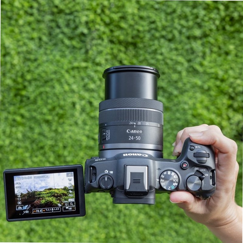 Fotocamera Mirrorless Canon EOS R8 + Obiettivo RF 24-50mm F4.5-6.3 IS STM