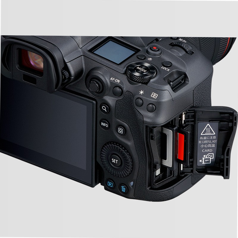 Fotocamera Mirrorless Canon EOS R5 + Obiettivo RF 24-105mm F4 L IS USM