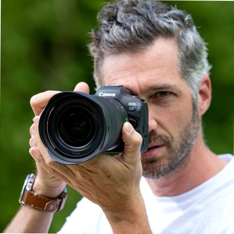 Fotocamera Mirrorless Canon EOS R5 + Obiettivo RF 24-105mm F4 L IS USM