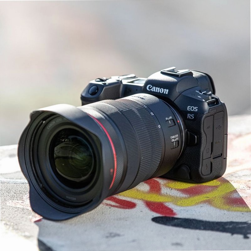 Fotocamera Mirrorless Canon EOS R5 + Obiettivo RF 24-105mm F4 L IS USM