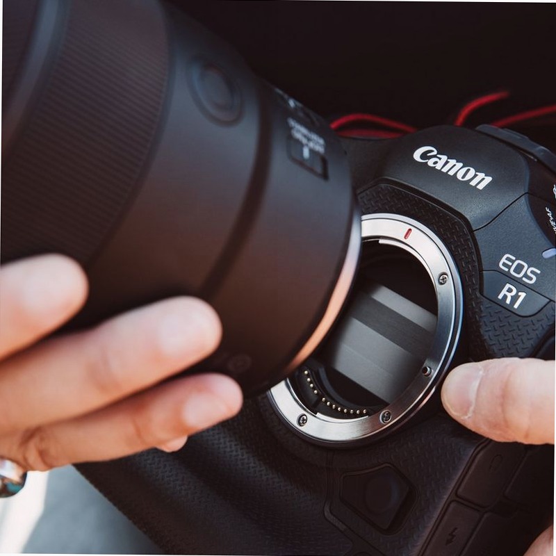 Canon EOS R1 Mirrorless: Fotocamera per Professionisti