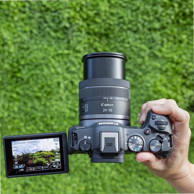 Corpo Canon EOS R8 + Batteria di Ricambio