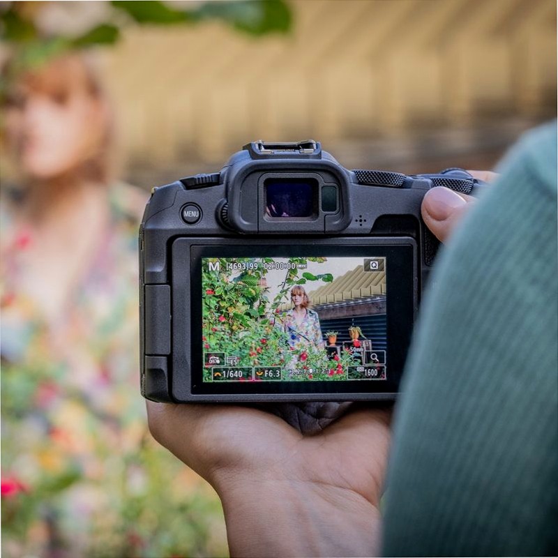 Fotocamera Mirrorless Canon EOS R8 e Obiettivo RF 24-105mm F4.0-7.1 IS STM