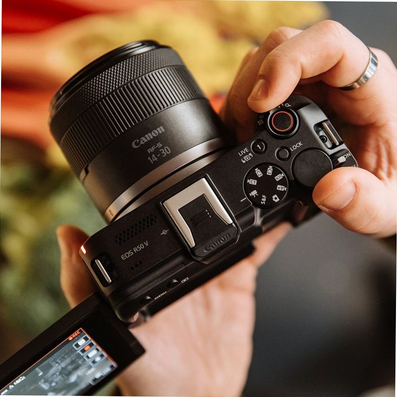 Videocamera Mirrorless Canon EOS R50 V + Obiettivo RF-S 14-30mm 4f/