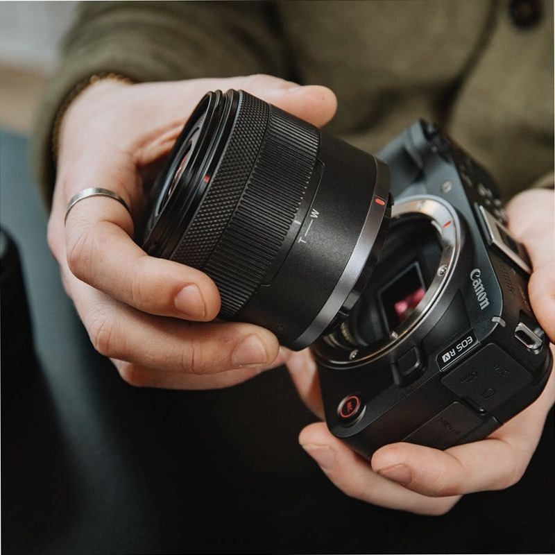 Videocamera Mirrorless Canon EOS R50 V + Obiettivo RF-S 14-30mm 4f/