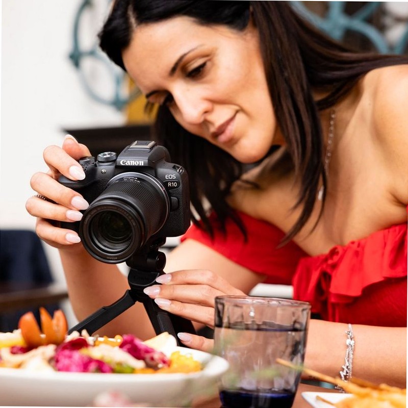 Fotocamera Mirrorless Canon EOS R10 + Obiettivo RF-S 18-150mm