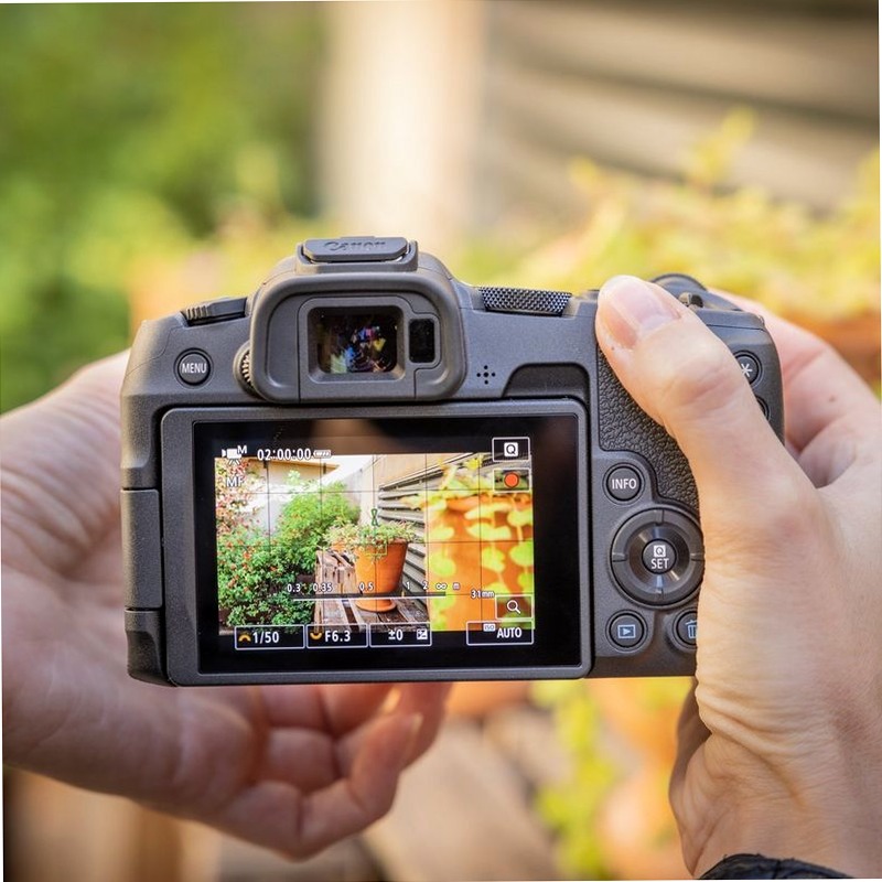 Fotocamera Mirrorless Canon EOS R8 + Obiettivi RF 85mm Macro IS STM & 24-50mm IS STM