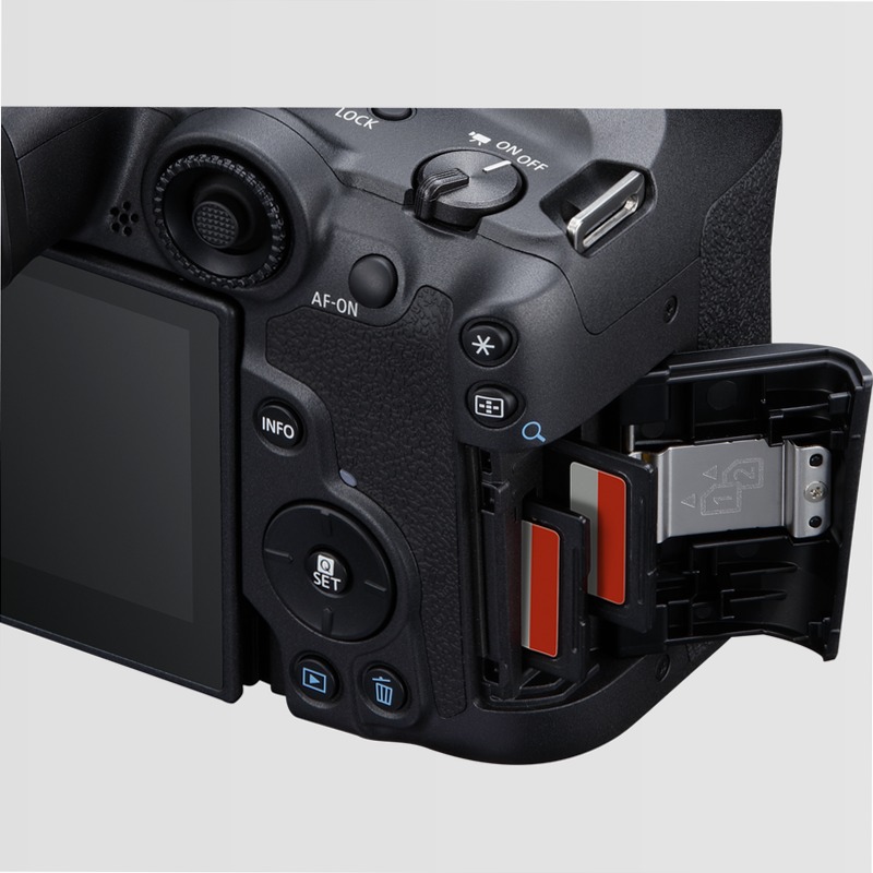 Fotocamera Mirrorless Canon EOS R7 + Obiettivi RF-S