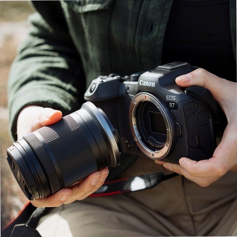 Fotocamera Mirrorless Canon EOS R7 + Obiettivi RF-S