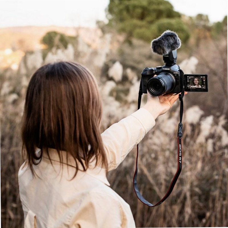 Fotocamera Mirrorless Canon EOS R7 + Obiettivi RF-S