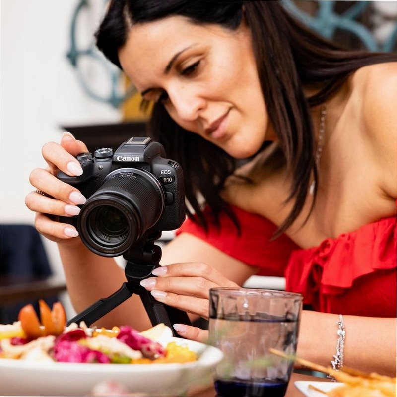 Fotocamera Mirrorless Canon EOS R10 + Obiettivo RF-S 18-45mm