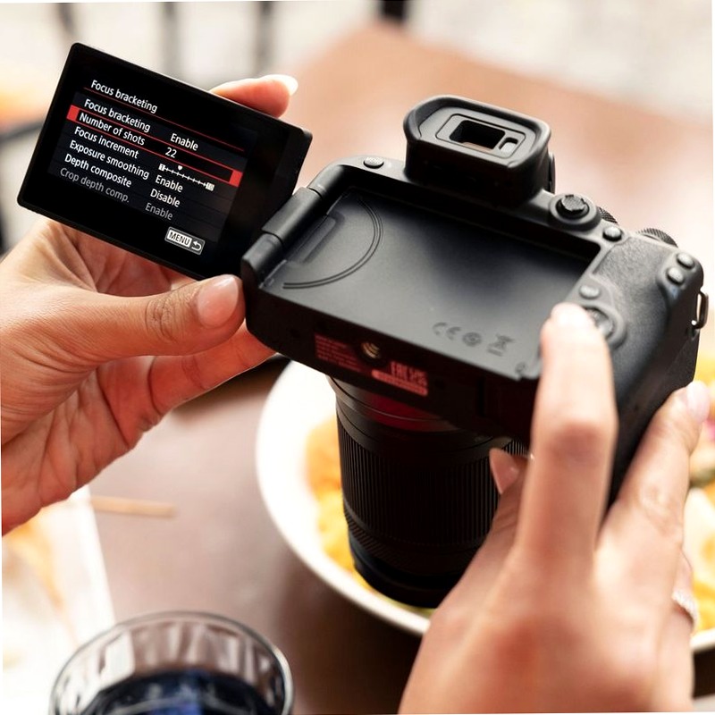 Fotocamera Mirrorless Canon EOS R10 + Obiettivo RF-S 18-45mm