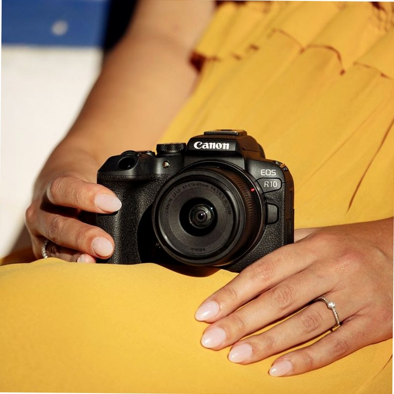 Fotocamera Mirrorless Canon EOS R10 + Obiettivo RF-S 18-45mm