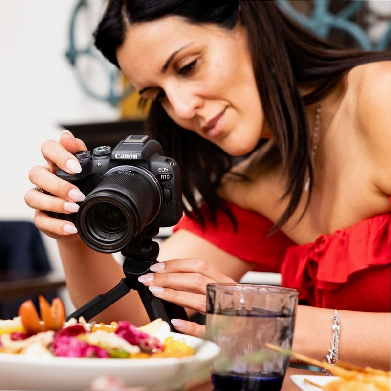 Fotocamera Mirrorless Canon EOS R10 + Obiettivo RF-S 18-45mm