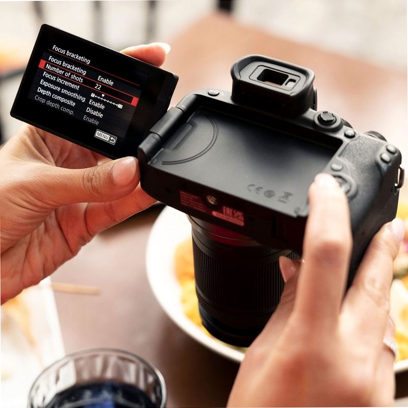 Fotocamera Mirrorless Canon EOS R10 + Obiettivo RF-S 18-45mm