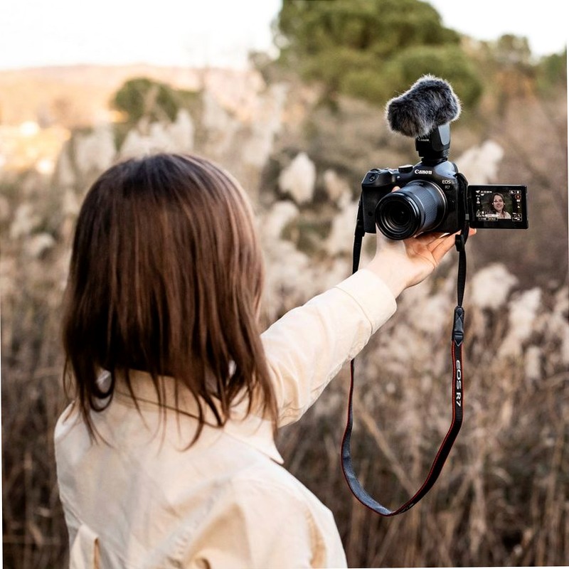 Fotocamera Mirrorless Canon EOS R7 + Adattatore EF-EOS R