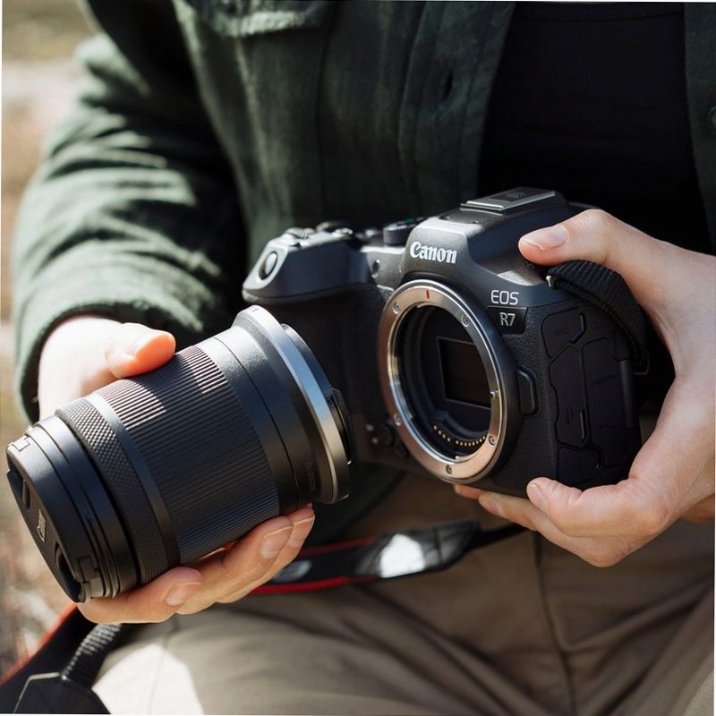 Fotocamera Mirrorless Canon EOS R7 + Adattatore EF-EOS R