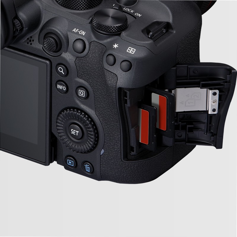 Fotocamera Mirrorless Canon EOS R6 Mark II + Obiettivo RF 24-105mm F4 L IS USM 4f/