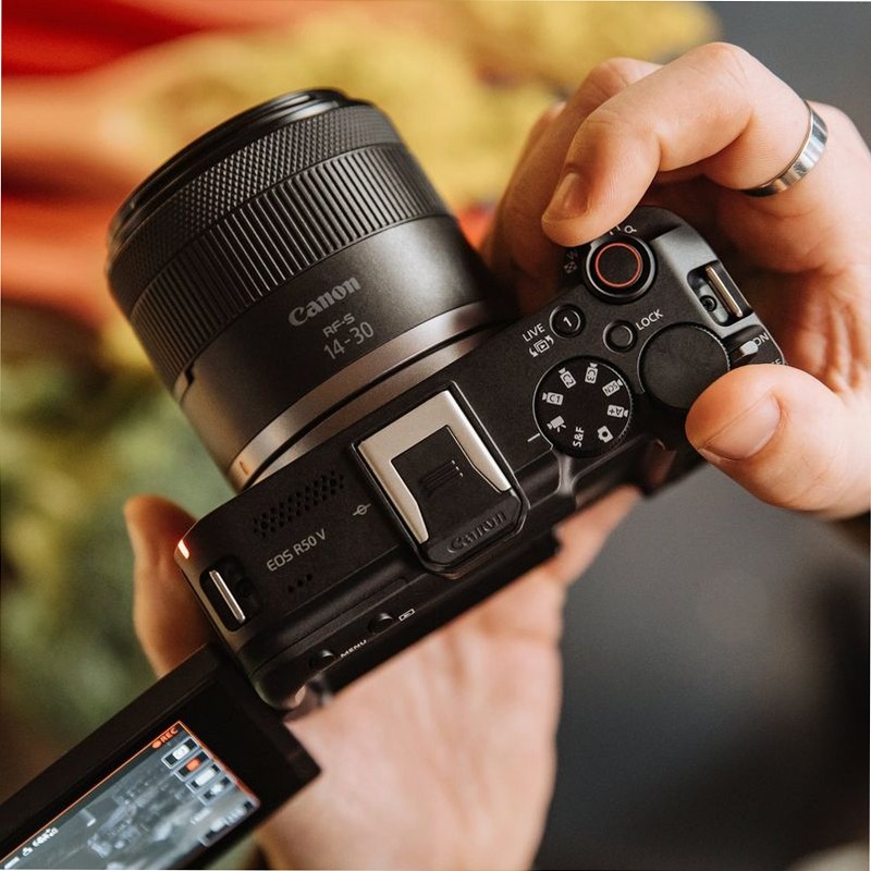 Videocamera Mirrorless Canon EOS R50 V + Obiettivo RF-S 14-30mm 4f/