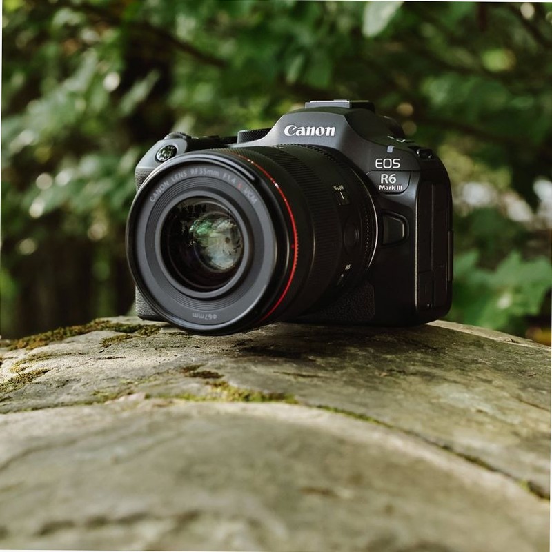 Fotocamera Mirrorless Canon EOS R6 Mark III + Zaino + Scheda SD + Batteria di Ricambio