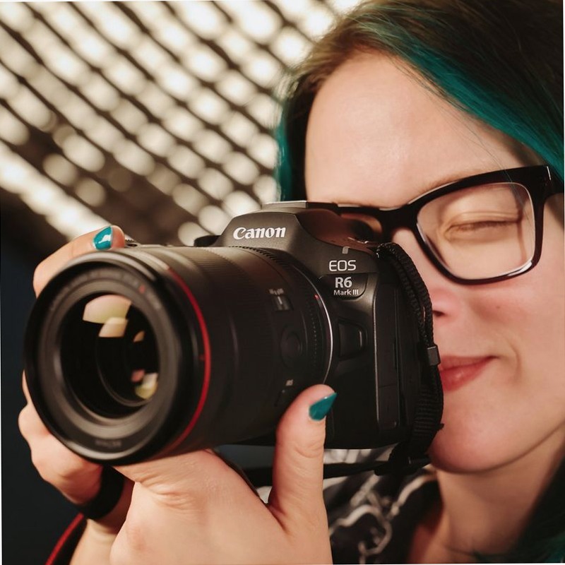 Fotocamera Mirrorless Canon EOS R6 Mark III + Zaino + Scheda SD + Batteria di Ricambio