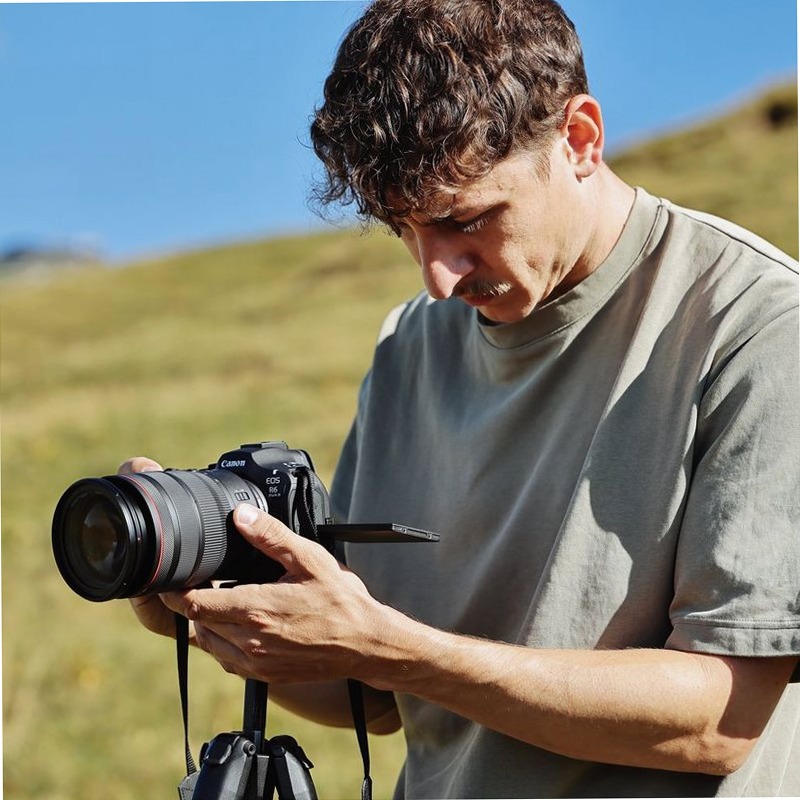 Fotocamera Mirrorless Canon EOS R6 Mark III + Zaino + Scheda SD + Batteria di Ricambio