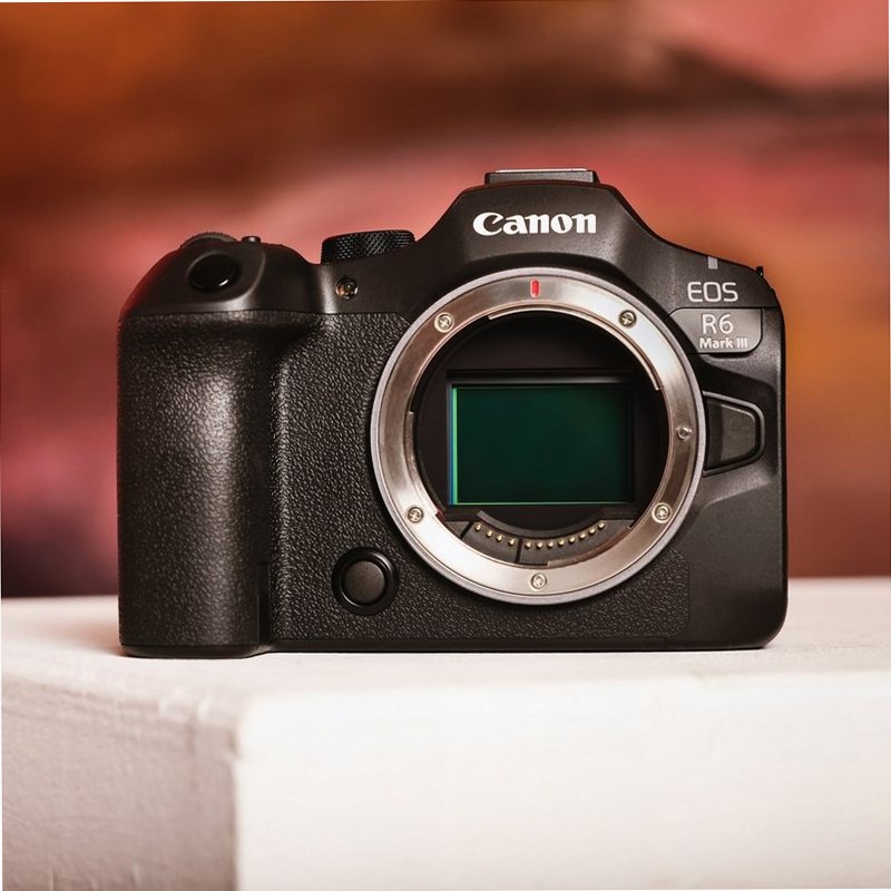 Fotocamera Mirrorless Canon EOS R6 Mark III + Zaino + Scheda SD + Batteria di Ricambio