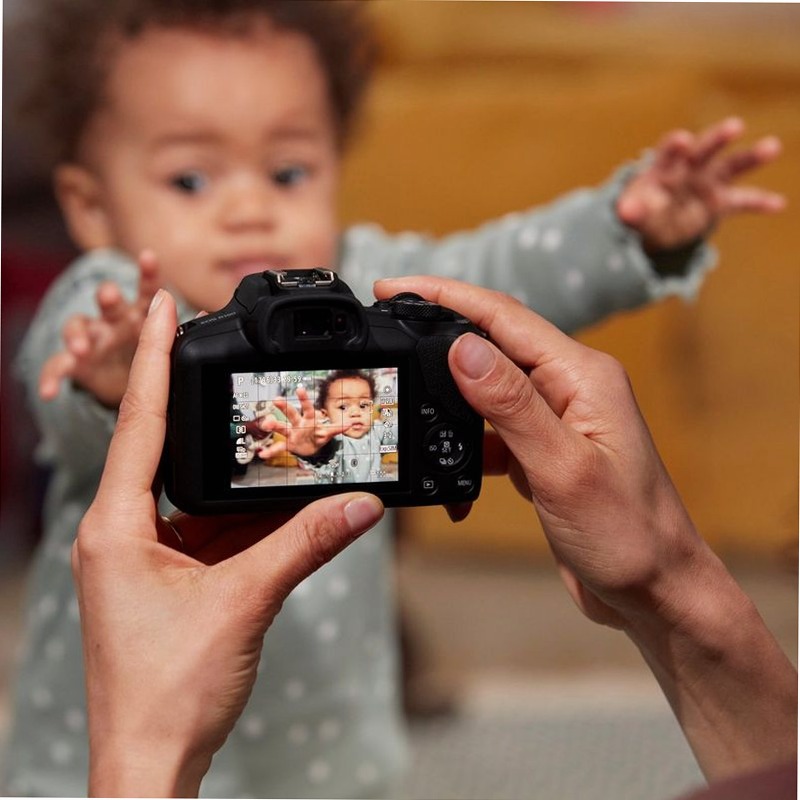 Canon EOS R100 Mirrorless: Fotocamera Essenziale per Ricordi Indimenticabili
