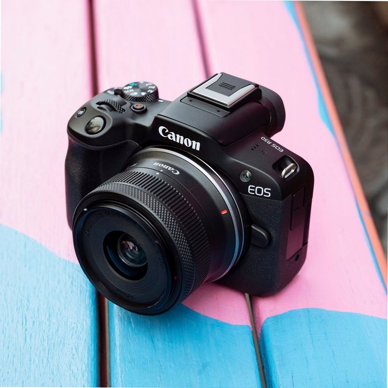 Fotocamera Mirrorless Canon EOS R50 + Obiettivo RF-S 18-45mm