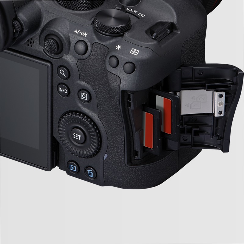 Fotocamera Mirrorless Canon EOS R6 Mark II + Obiettivo RF 24-105mm F4-7.1 IS STM 4f/