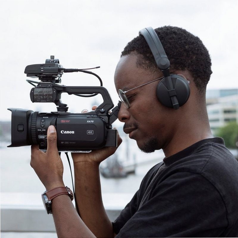 Videocamera Canon XA75: Alta Qualità per Professionisti