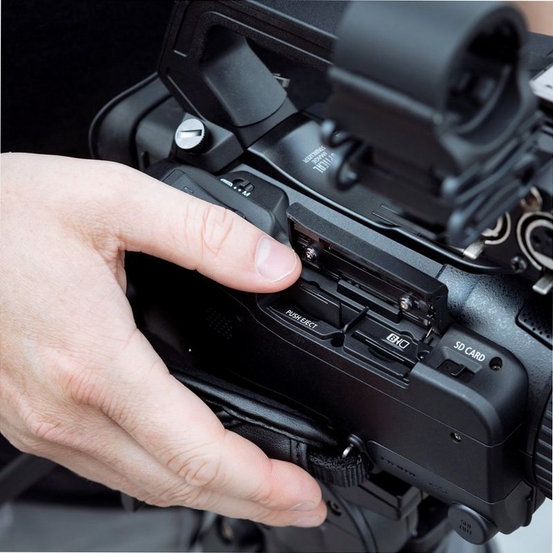 Videocamera Canon XA75: Alta Qualità per Professionisti