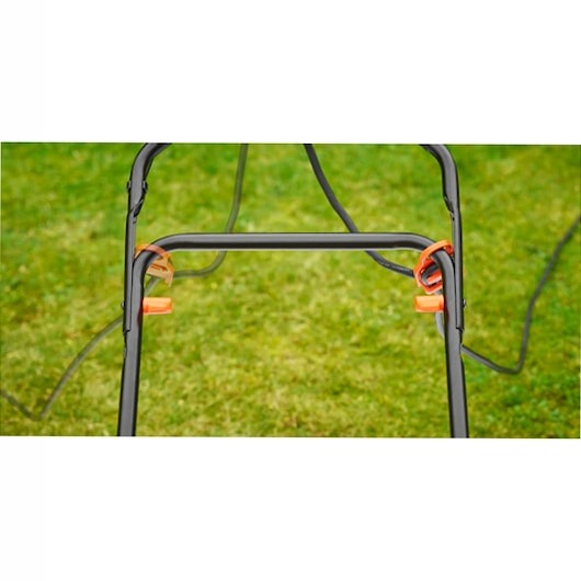 Rasaerba a filo 1600W, 38cm con impugnatura EasySteer | BLACK+DECKERBack ButtonSearch IconFilter Icon