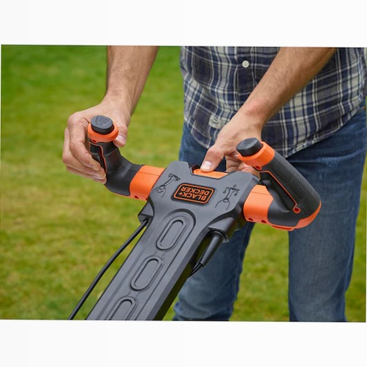Rasaerba a filo 1600W, 38cm con impugnatura EasySteer | BLACK+DECKERBack ButtonSearch IconFilter Icon