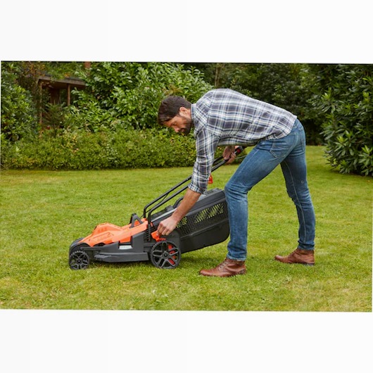 Rasaerba a filo 1600W, 38cm con impugnatura EasySteer | BLACK+DECKERBack ButtonSearch IconFilter Icon