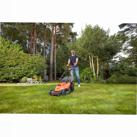 Rasaerba a filo 1600W, 38cm con impugnatura EasySteer | BLACK+DECKERBack ButtonSearch IconFilter Icon